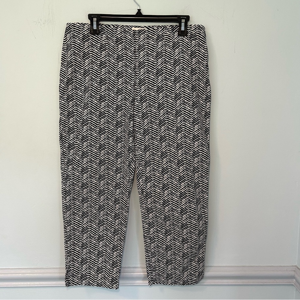 Chico’s White & Black Zig-Zag Pattern Crop Pants Size 4